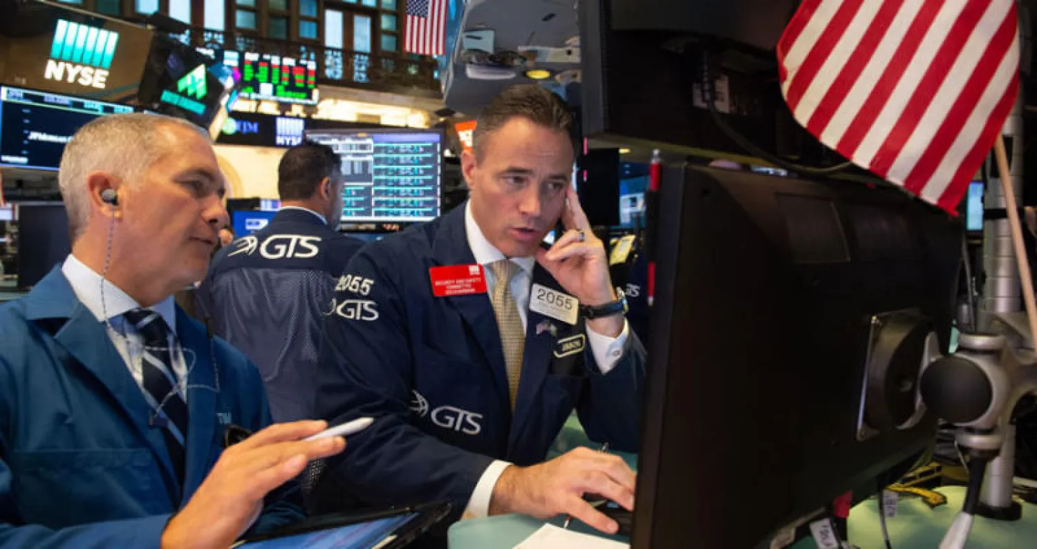 متداولون في بورصة نيويورك يتابعون تحركات الأسهم (أ. ف. ب)