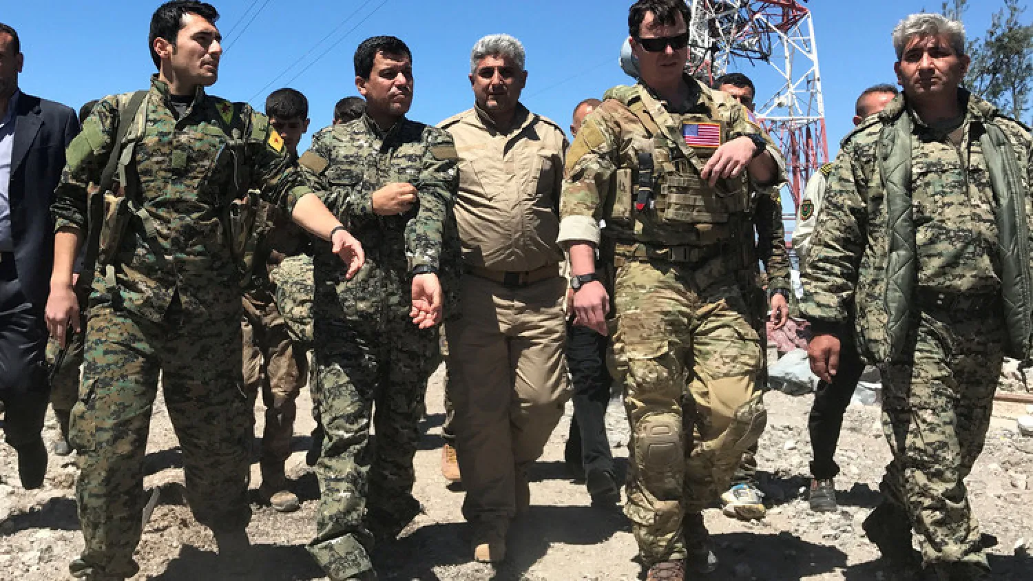 عناصر من وحدات حماية الشعب السورية (رويترز)