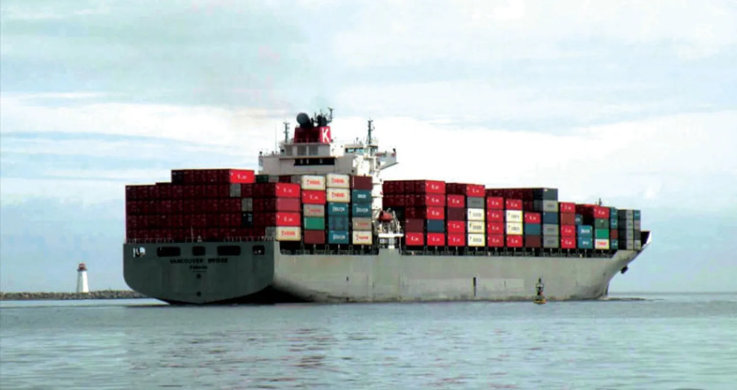 سفينة الحاويات الصينية الضخمة Beijing bridge في حوض مرفأ طرابلس الخارجي (الوكالة الوطنية)