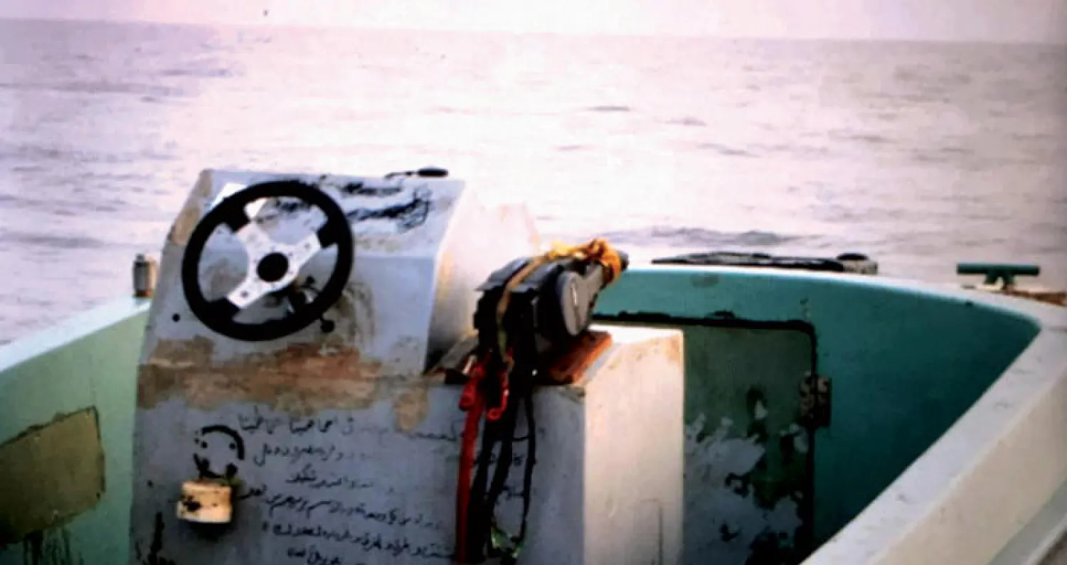 الزورق الحوثي الذي أبطل التحالف متفجراته في البحر الأحمر أمس