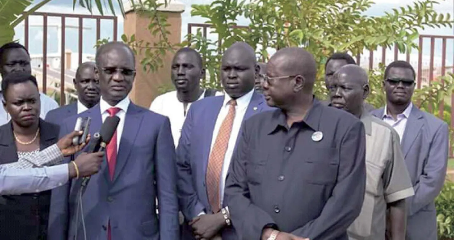 السفير تيلار رينق لدى وصوله ظهر أمس مطار جوبا الدولي («الشرق الأوسط»)