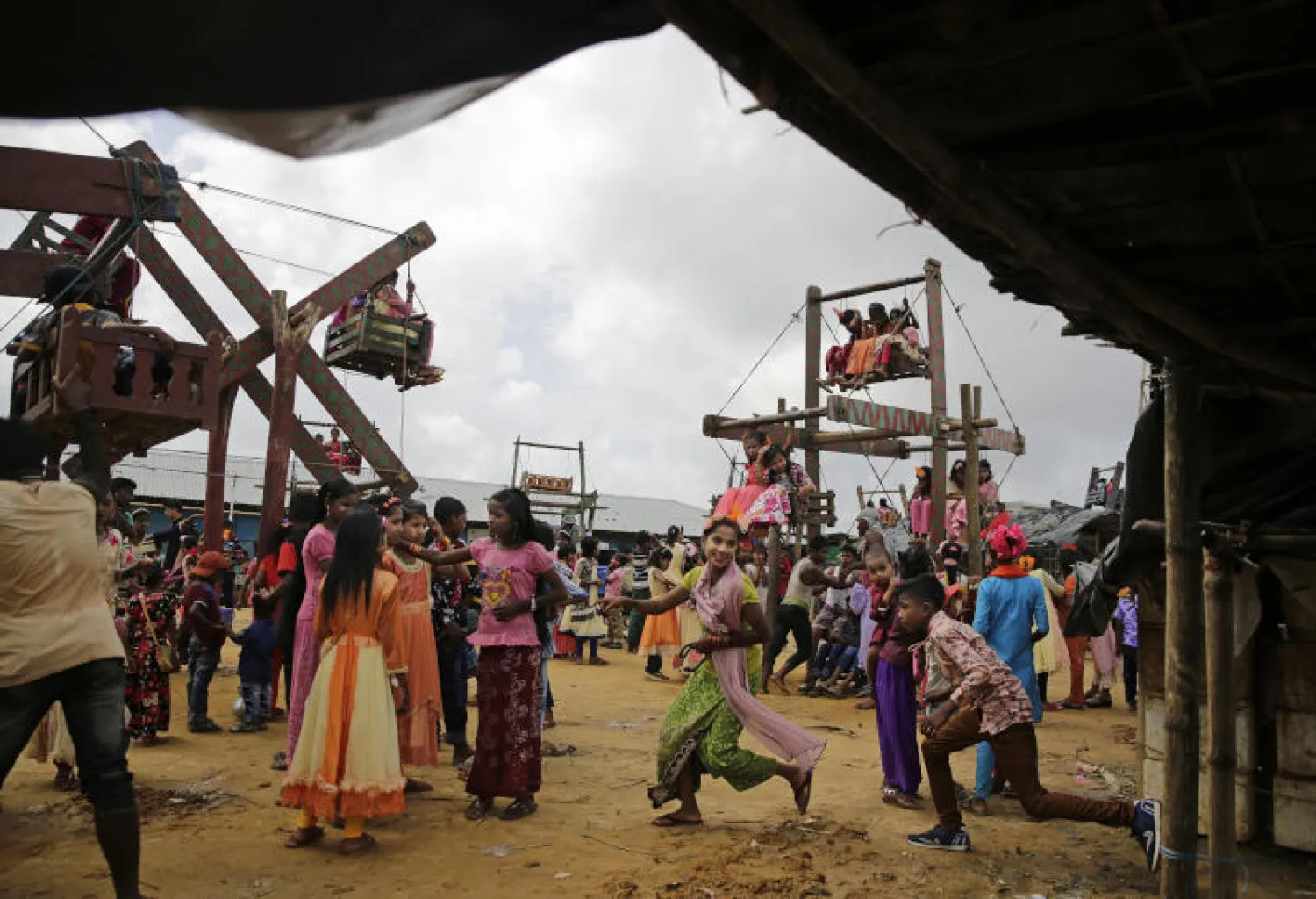 أطفال لاجئي الروهينغا بمخيم في بنغلاديش (أ.ب)