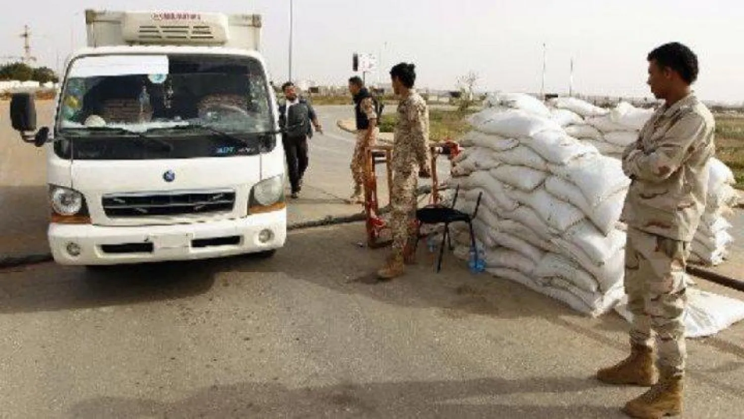 جنود ليبيون عند نقطة تفتيش في طرابلس (أرشيف - أ.ف.ب)