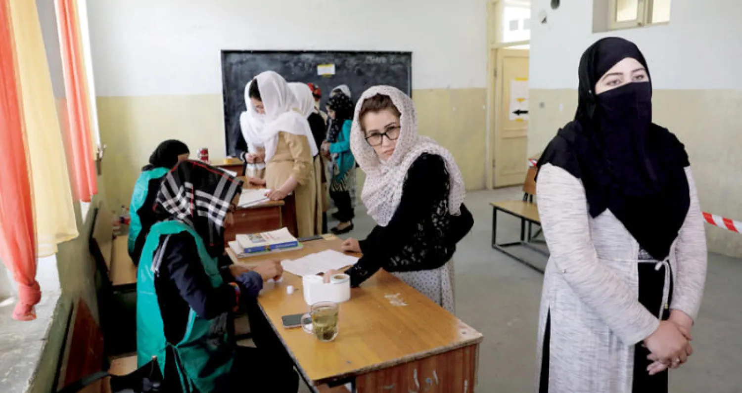 أفغانيات يتسجلن للانتخابات البرلمانية في أكتوبر المقبل (رويترز)