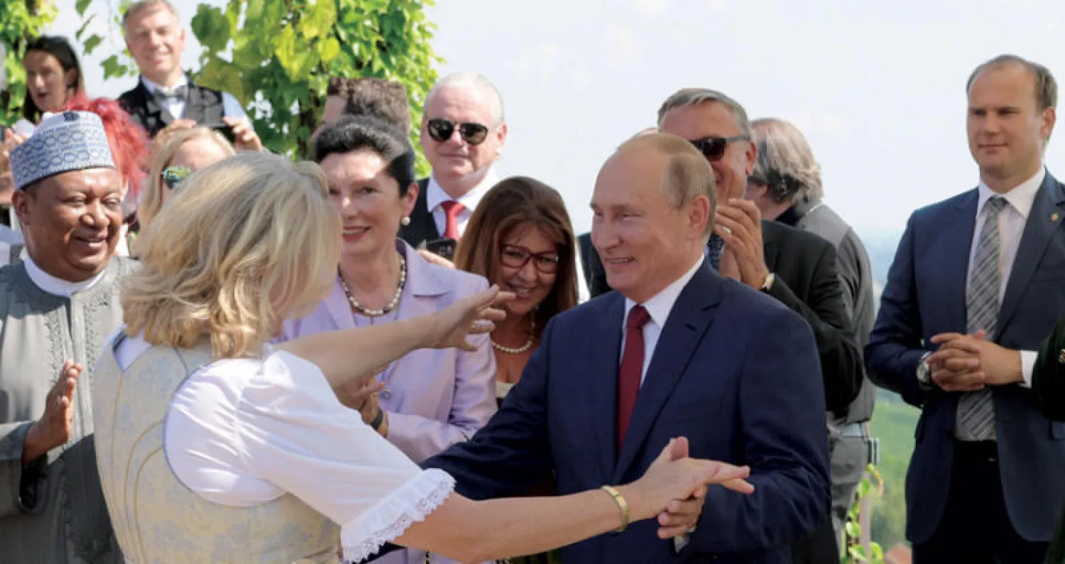 بوتين يرقص مع كنايسل في حفل زفافها (إ.ب.أ)