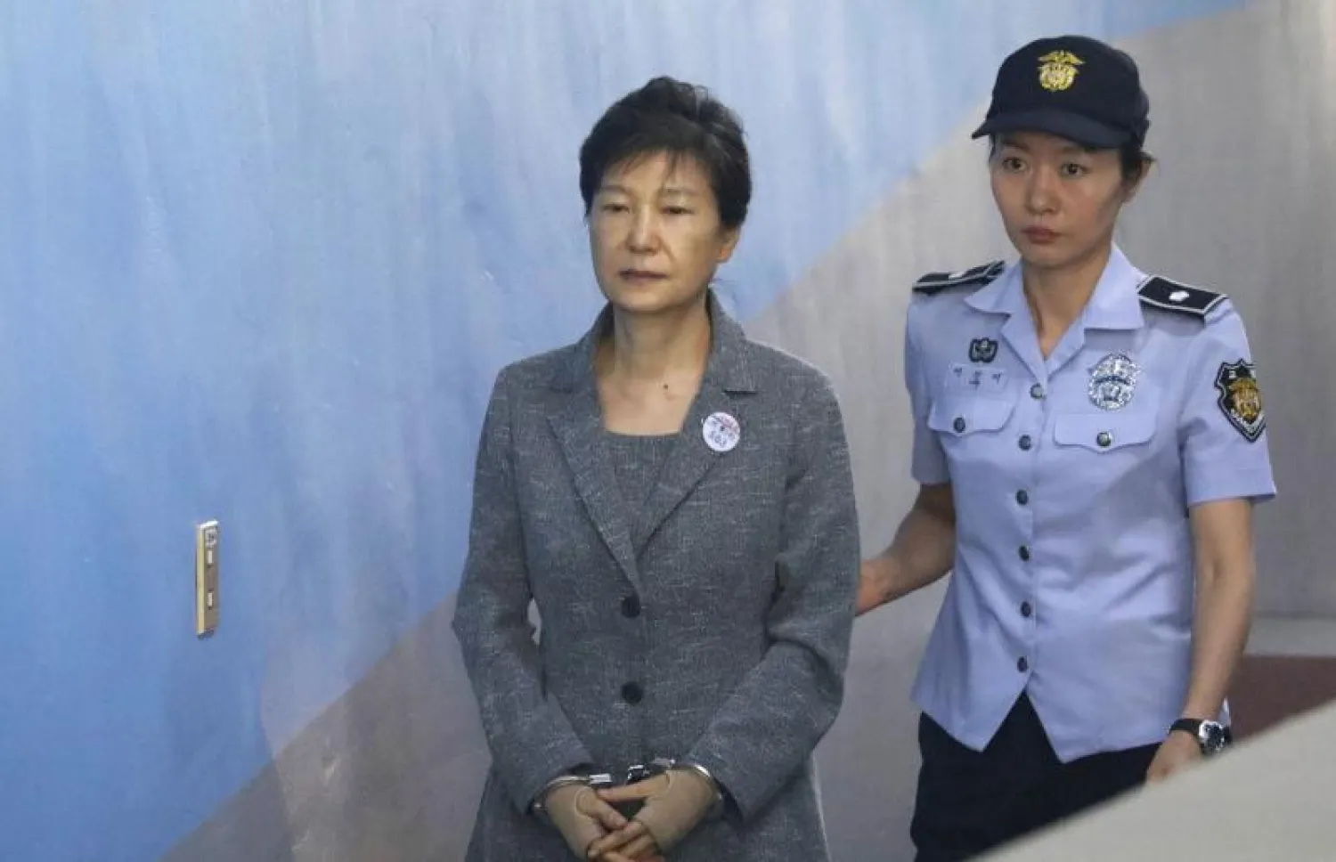 الرئيسة الكورية الجنوبية السابقة بارك غيون أثناء وصولها إلى المحكمة - أرشيفية (أ.ف.ب)