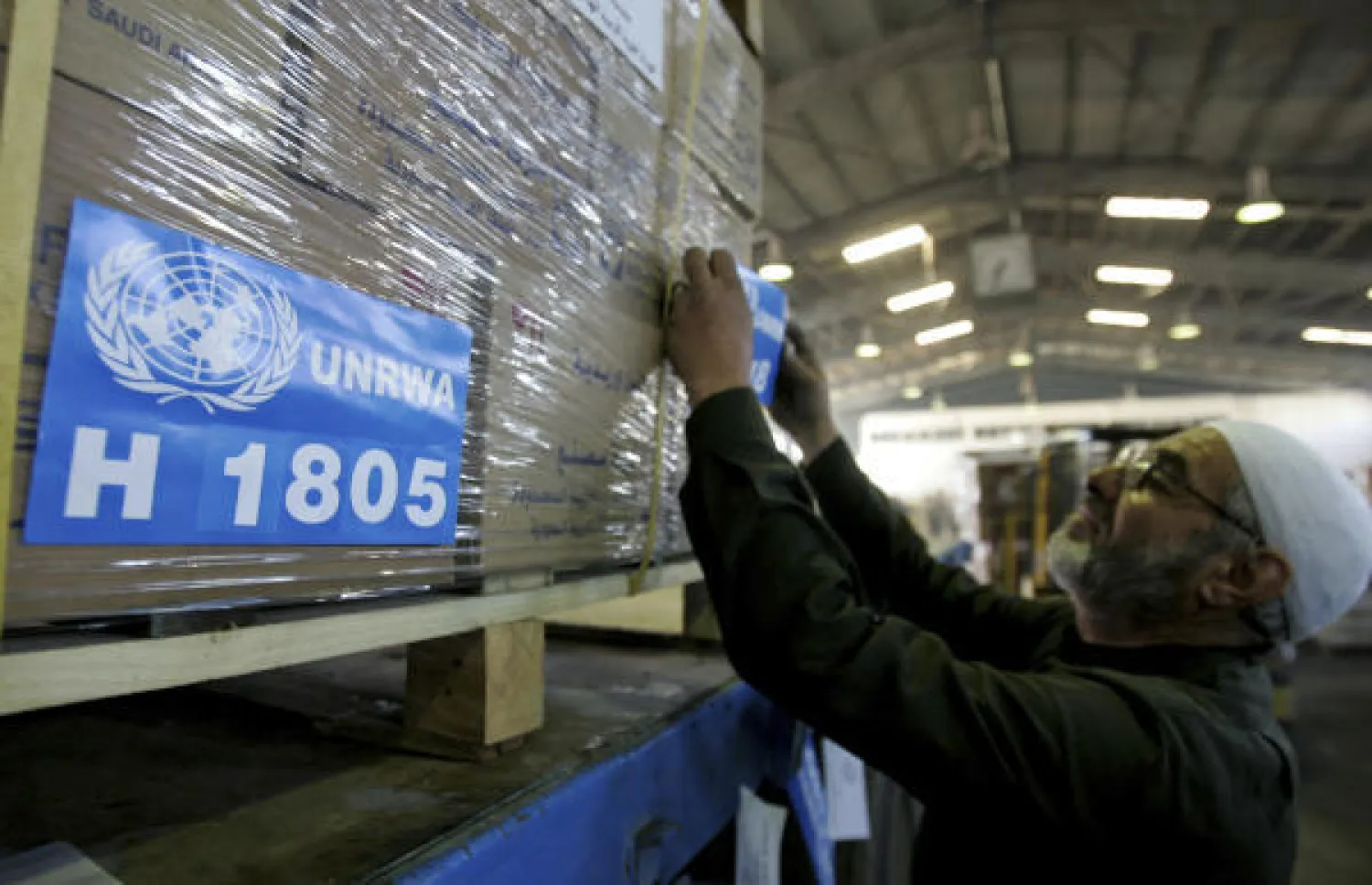 «أونروا» حذرت من أن تقليص المساعدات سيؤدي إلى تفاقم المصاعب في قطاع غزة - أرشيفية (أ.ب)