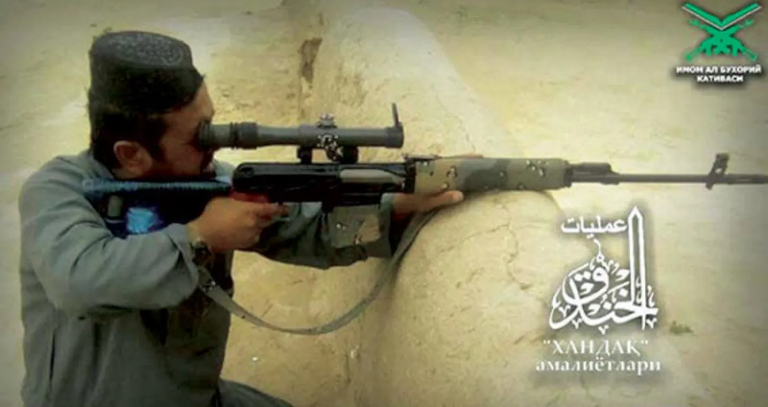 عنصر من كتيبة «الخندق» الأوزبكية يقاتل إلى جانب صفوف «طالبان» في أفغانستان (واشنطن بوست)