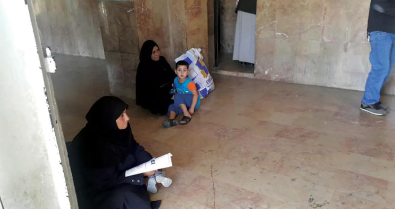 سيدتان سوريتان تنتظران تسوية وضعيهما في مركز الأمن العام الحدودي في المصنع («الشرق الأوسط»)