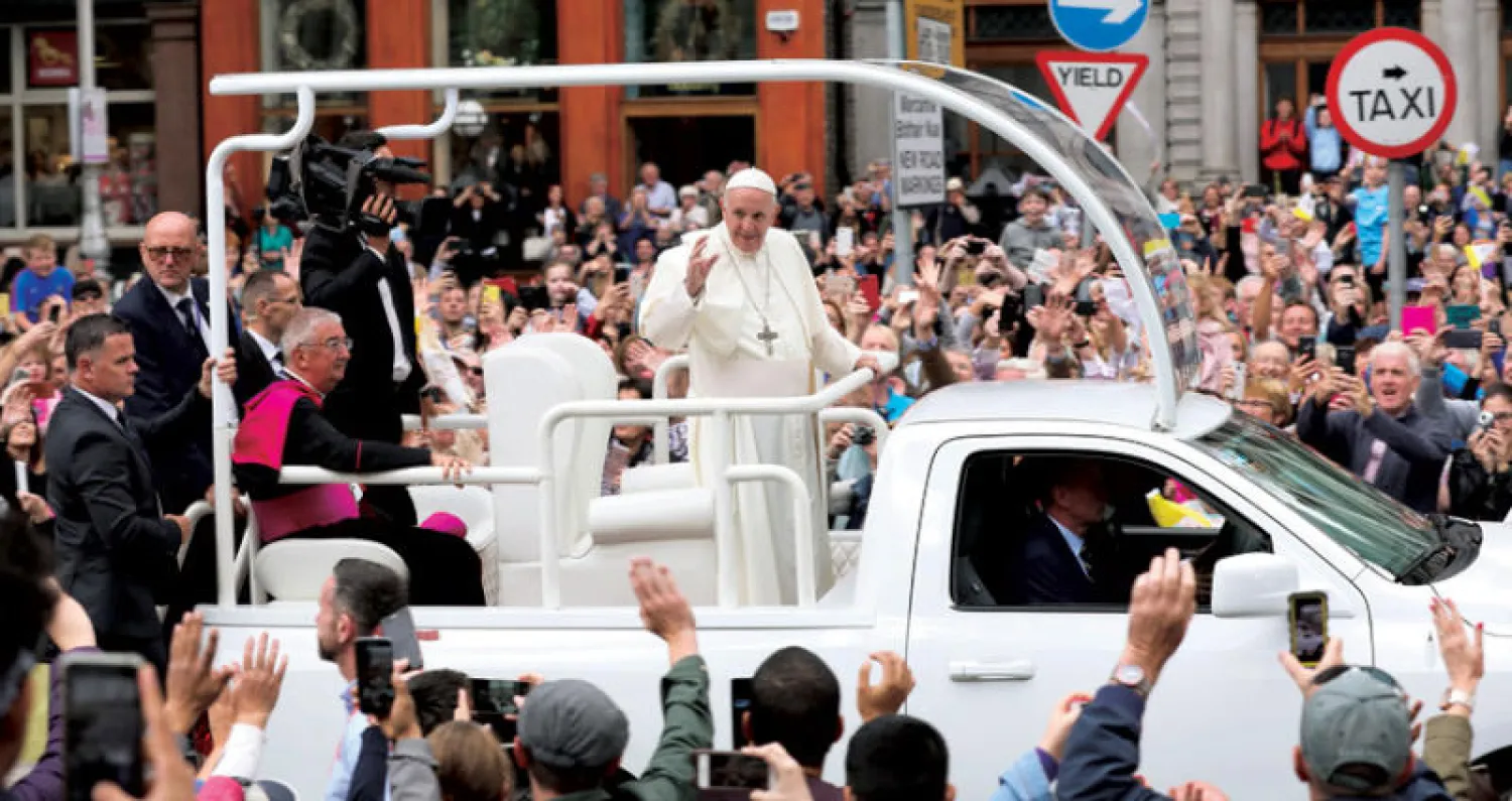 مئات الآلاف من الآيرلنديين اصطفوا في شوارع دبلن أمس لاستقبال البابا فرنسيس في زيارته التاريخية (أ.ف.ب)