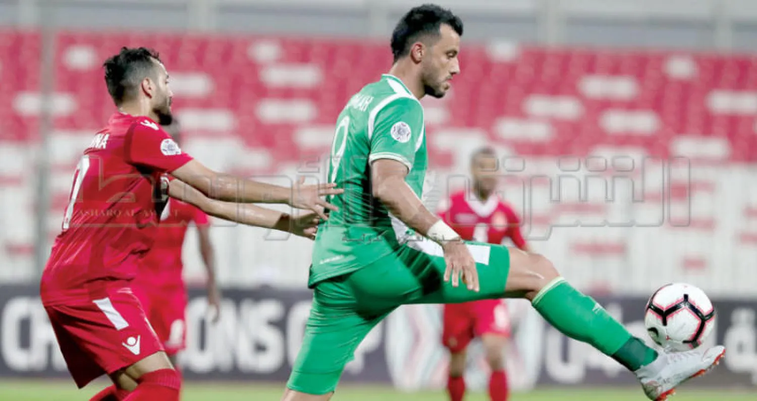 السومة يقود هجمة أهلاوية ضد المرمى البحريني (تصوير: سعد العنزي)