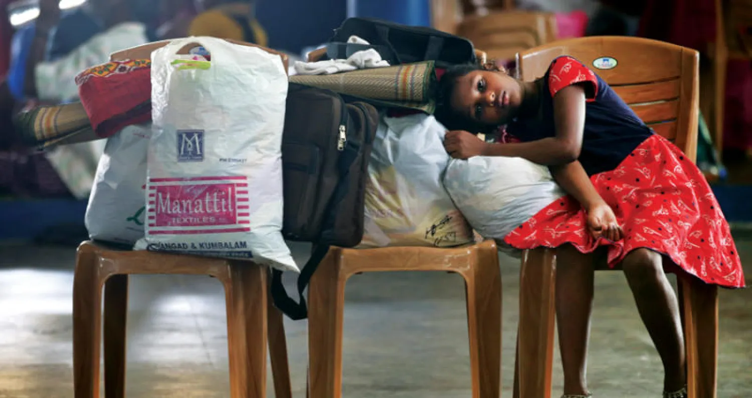 طفلة هندية في أحد مراكز الإغاثة بعد أن جرفت الفيضانات بيتها في كوتشي الخميس (أ.ب)