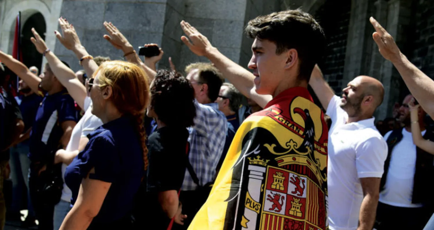 إسبان يؤدون «التحية الفاشي» للاحتجاج على نقل رفات فرانكو إلى مدريد في 15 يوليو الماضي (أ.ف.ب)