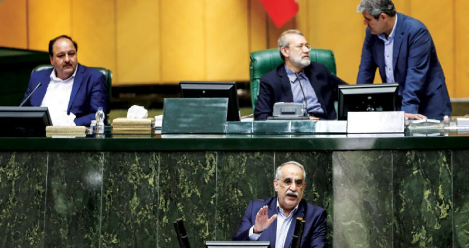 وزير الاقتصاد الإيراني مسعود كرباسيان يدافع عن الأداء الاقتصادي لحكومة روحاني قبل لحظات من سحب الثقة منه في البرلمان أمس (أ.ف.ب)