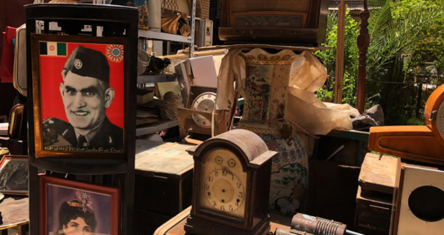 صورة عبد الكريم قاسم بين معروضات متجر في «سوق الهرج» ببغداد («الشرق الأوسط»)