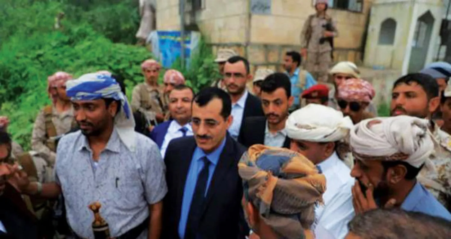 رئيس الأركان اليمني لدى زيارته منفذ صرفيت الحدودي مع عمان أمس (سبأ)