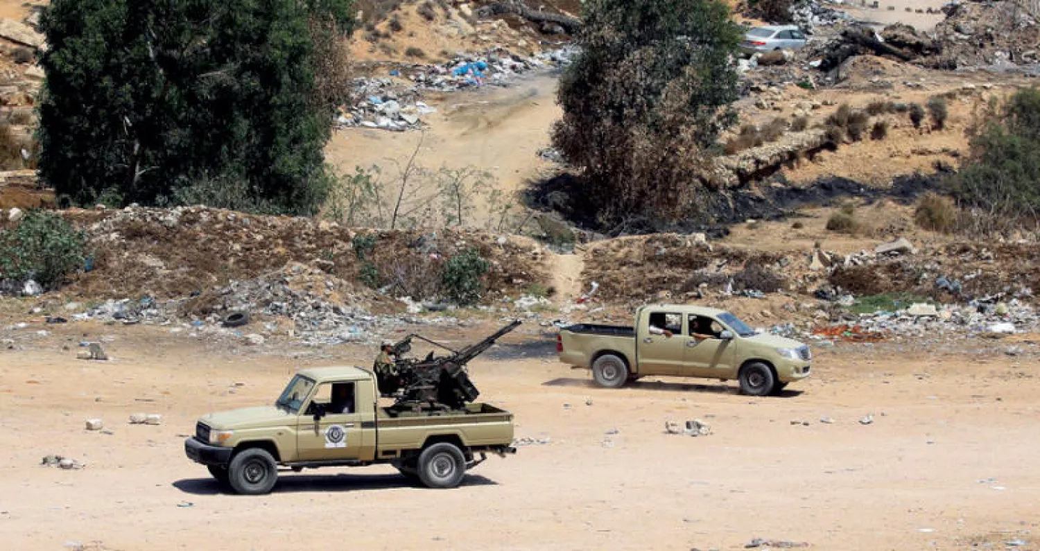 قوات أمن ليبية في موقع تعرض قبل أيام لهجوم شنه تنظيم «داعش» شرق العاصمة طرابلس (أ.ف.ب)