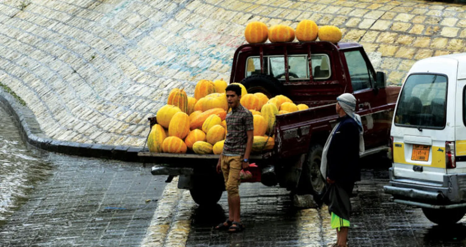 يمني يبيع اليقطين في شارع بالعاصمة صنعاء أمس (إ.ب.أ)