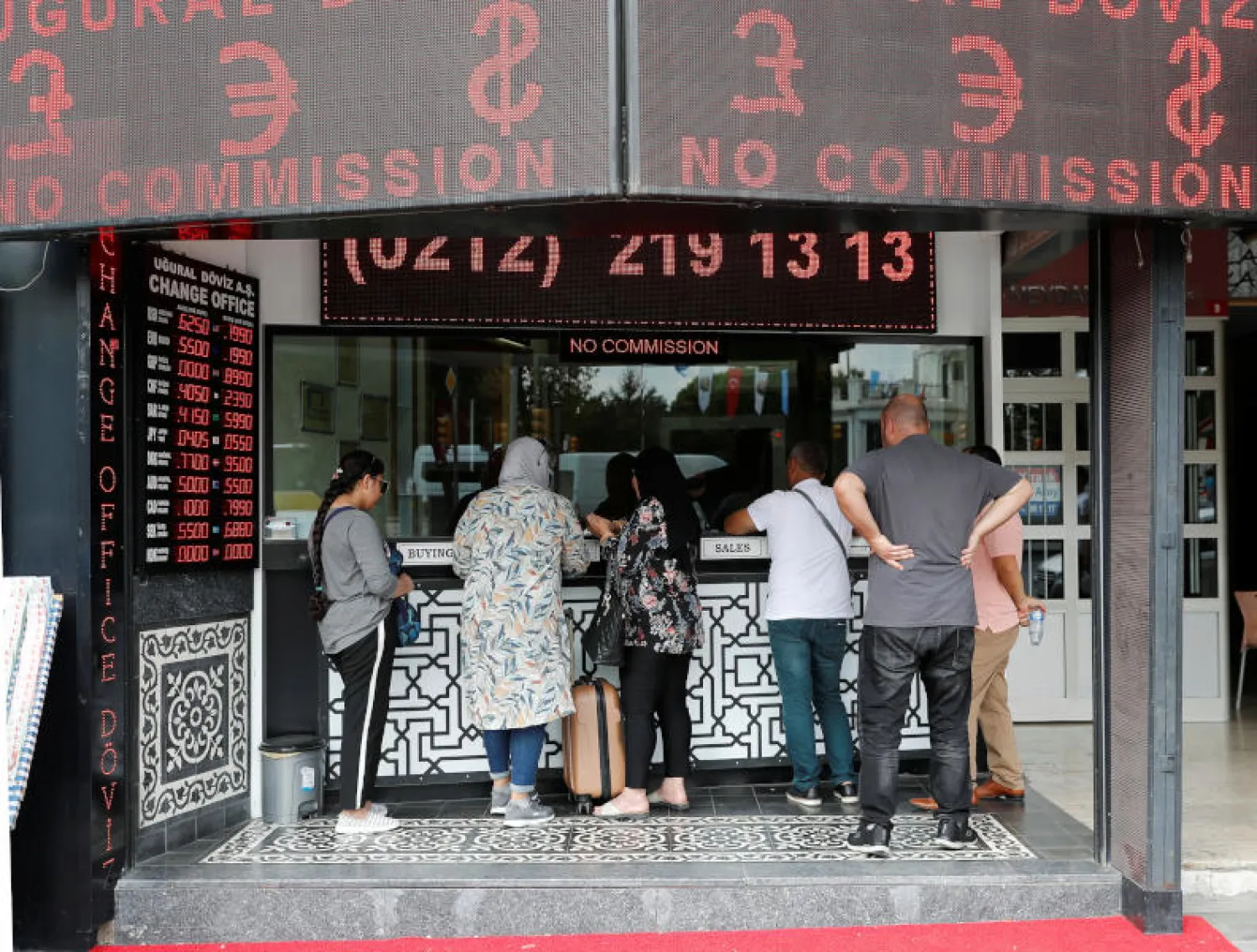 نشاط اليوم (الإثنين) في مكتب لصرف العملات في إسطنبول (رويترز)