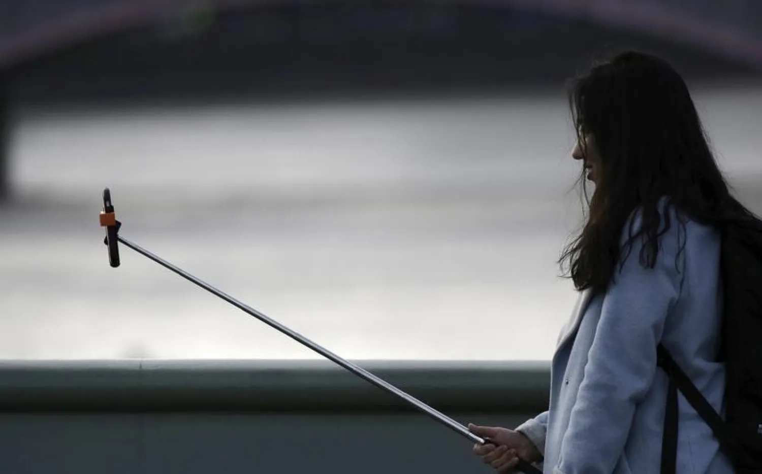 سيدة تلتقط صورة (سيلفي) (رويترز)