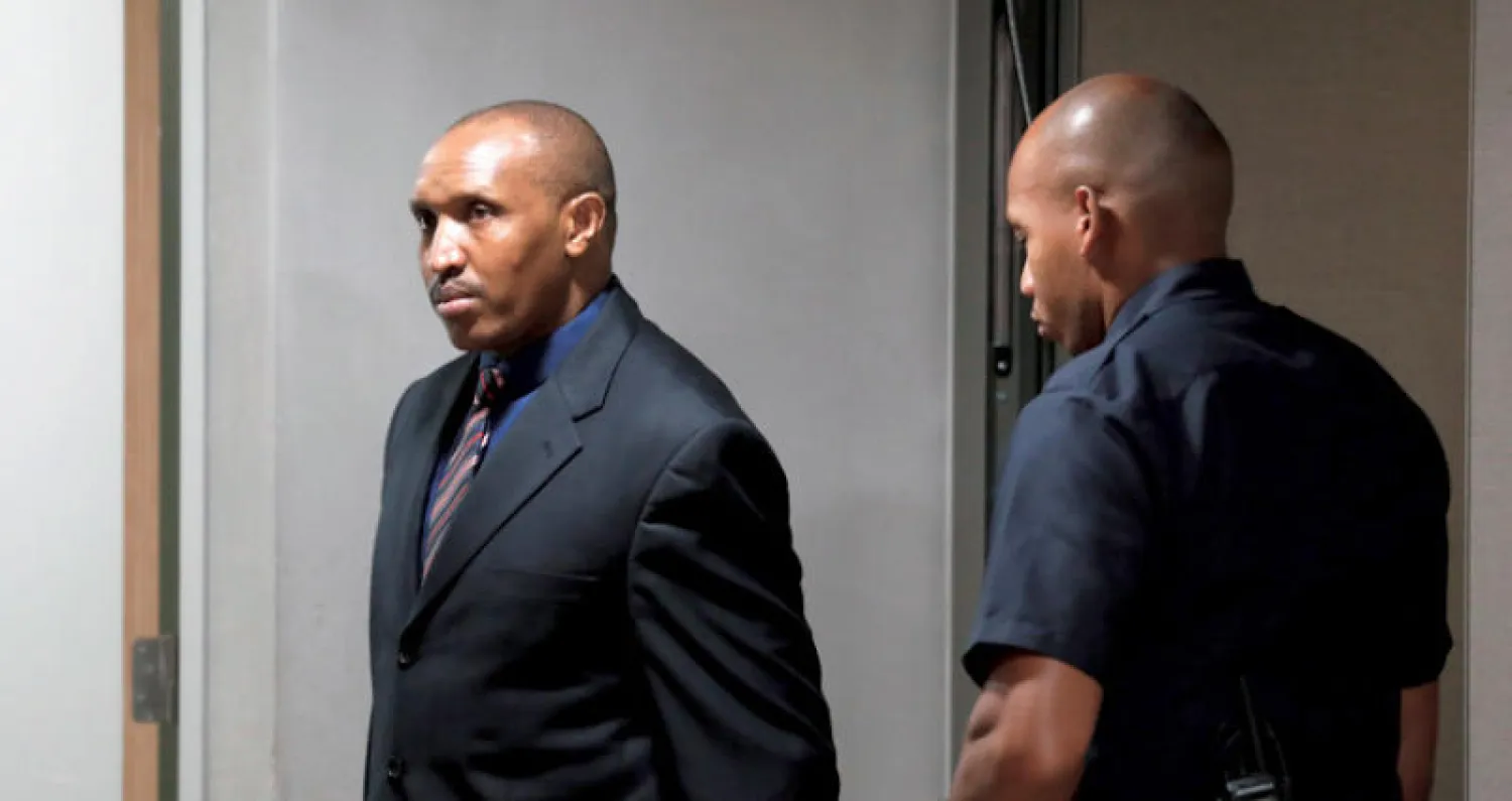 القائد العسكري الكونغولي يدخل إلى المحكمة الجنائية الدولية في لاهاي أمس (أ.ب)