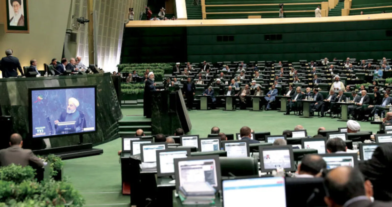 الرئيس الإيراني حسن روحاني يلقي خطابا في بداية جلسة استجوابه في البرلمان أمس (الرئاسة الإيرانية)