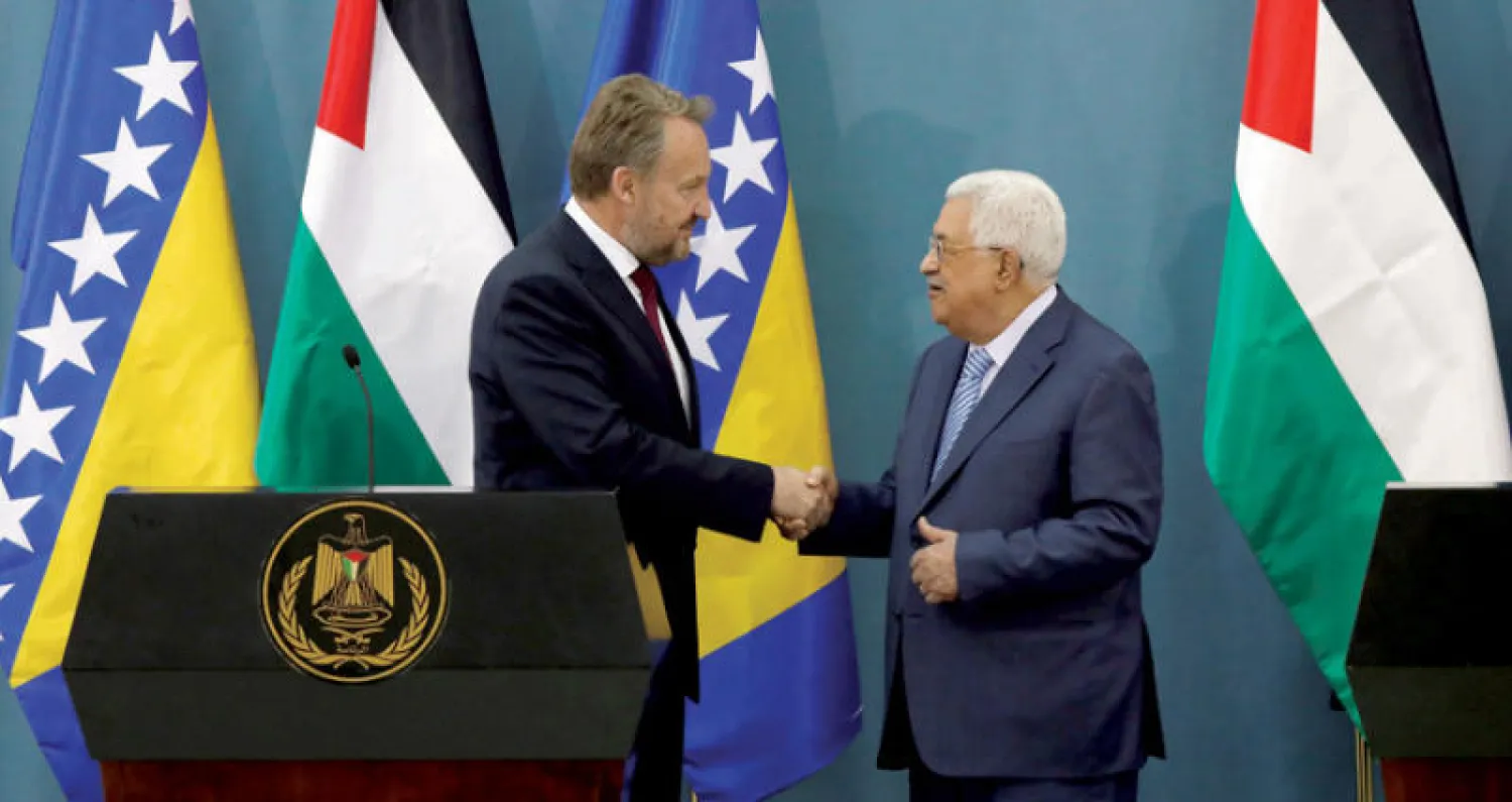 الرئيس الفلسطيني محمود عباس والرئيس البوسني بكر عزت بيغوفيتش قبل مؤتمرهما الصحافي في رام الله أمس (رويترز)