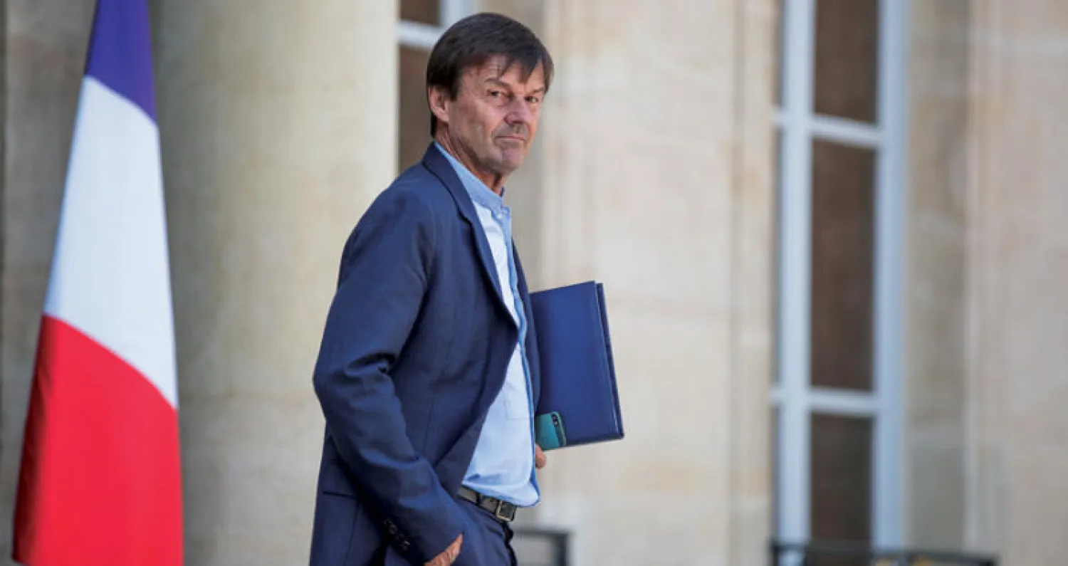 نيكولا هولو يرفض ربطة العنق باعتباره من خارج «النظام» (إ.ب.أ)