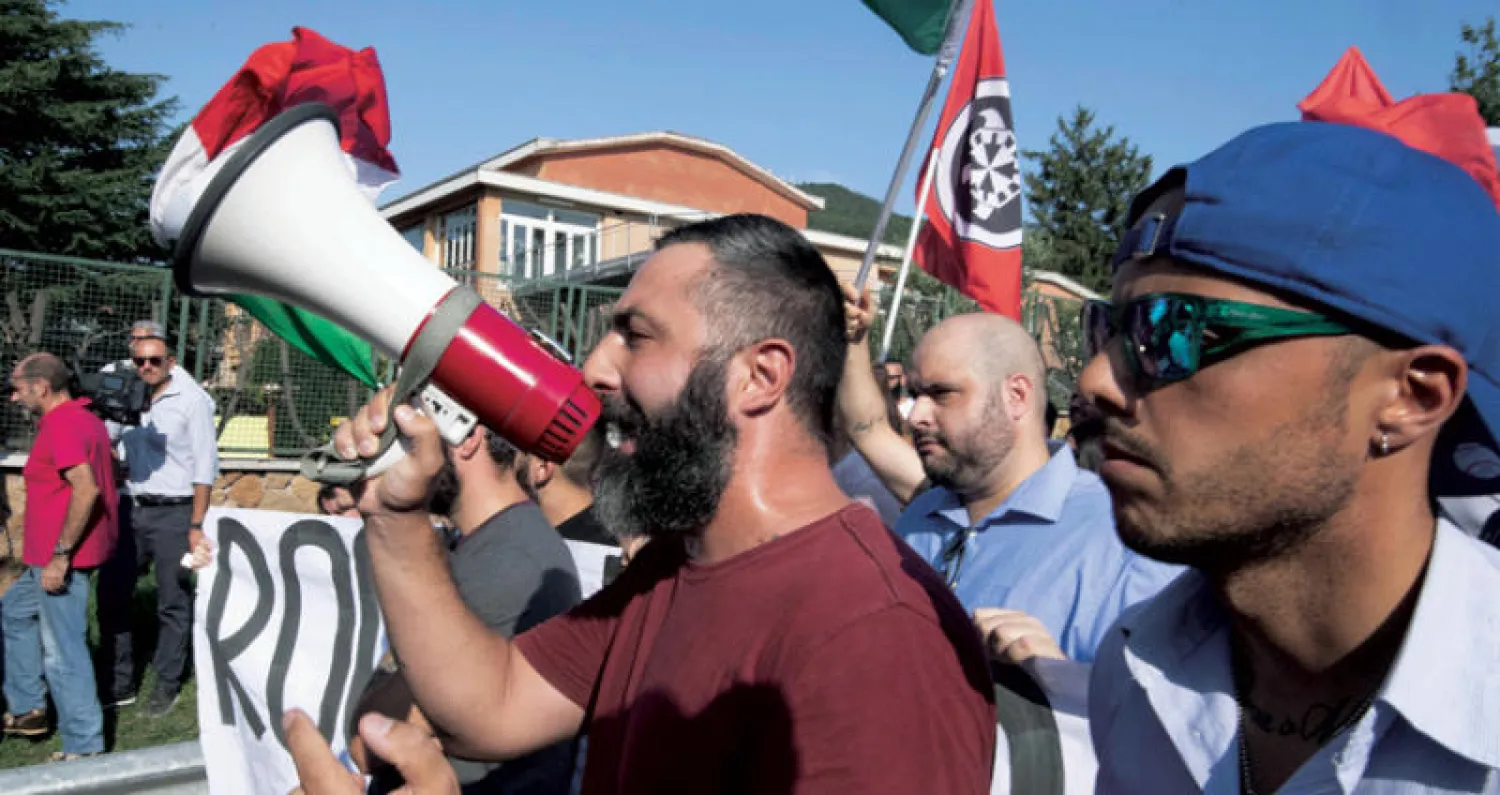 مظاهرة لليمين المتطرف في إيطاليا إمام إحدى الكنائس قريبا من العاصمة روما (إ.ب.أ)