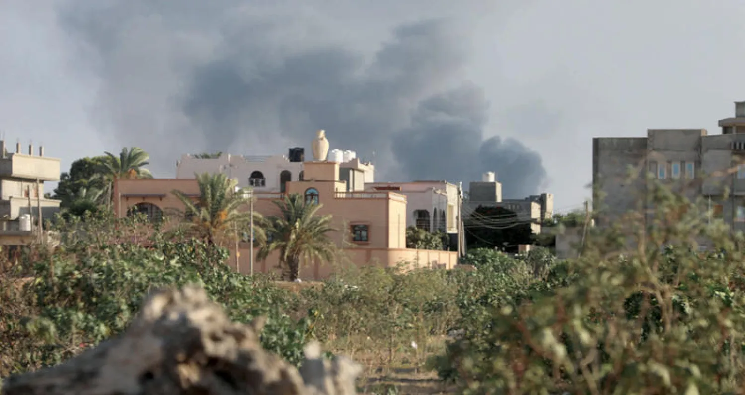 دخان ينبعث من مناطق الاشتباكات في طرابلس (رويترز)