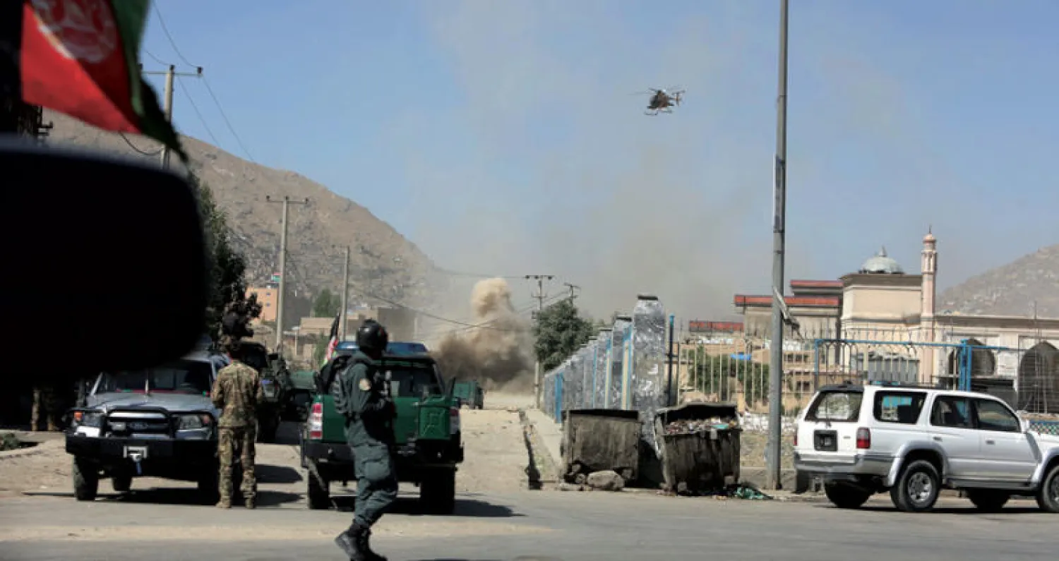 طائرة هليكوبتر أفغانية تقصف منزلاً اختبأت فيه عناصر من حركة «طالبان» على مشارف العاصمة كابل (أ.ب)