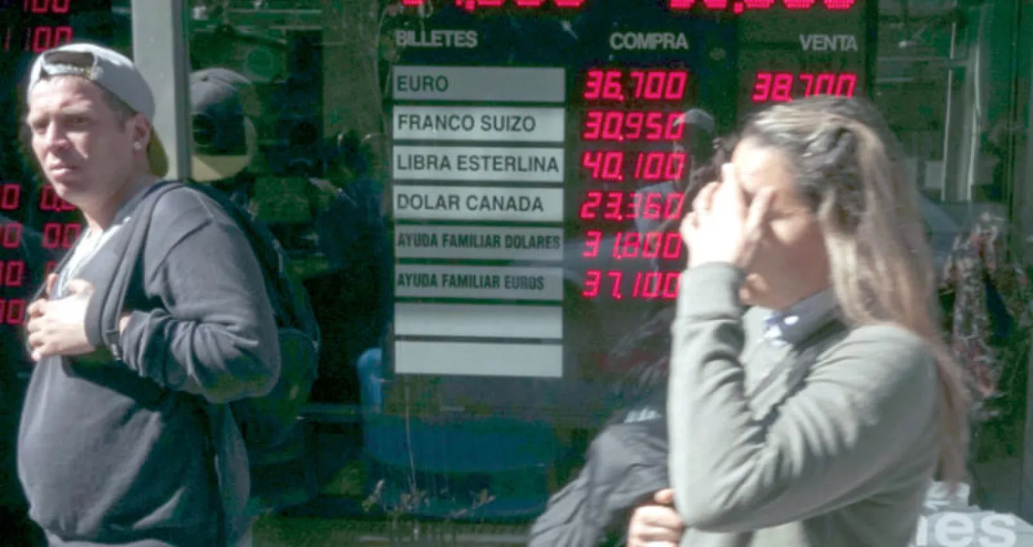 تعرض البيزو الأرجنتيني لخسائر قياسية هذا العام وسط محاولات للبنك المركزي بإنقاذه عبر بيع الأصول (أ.ف.ب)