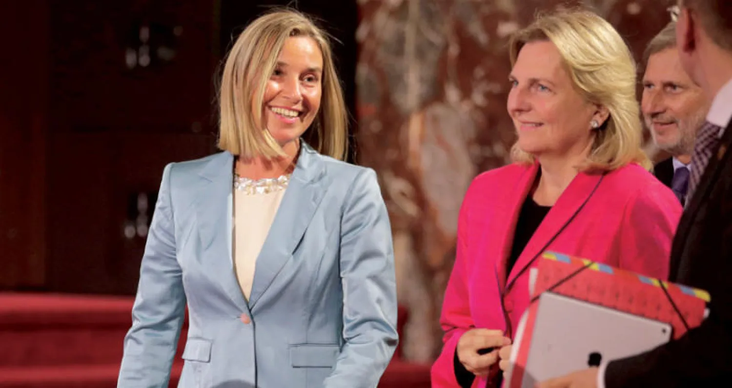 منسقة السياسة الخارجية في الاتحاد الأوروبي فيديريكا موغيريني (يسار) مع وزيرة خارجية النمسا كارين كنيسيل (رويترز)