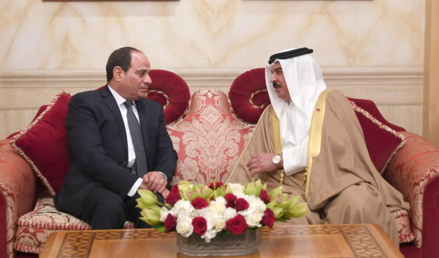 العاهل البحريني الملك حمد بن عيسى آل خليفة خلال استقباله الرئيس المصري عبد الفتاح السيسي لدى وصوله إلى مطار البحرين الدولي (بنا)