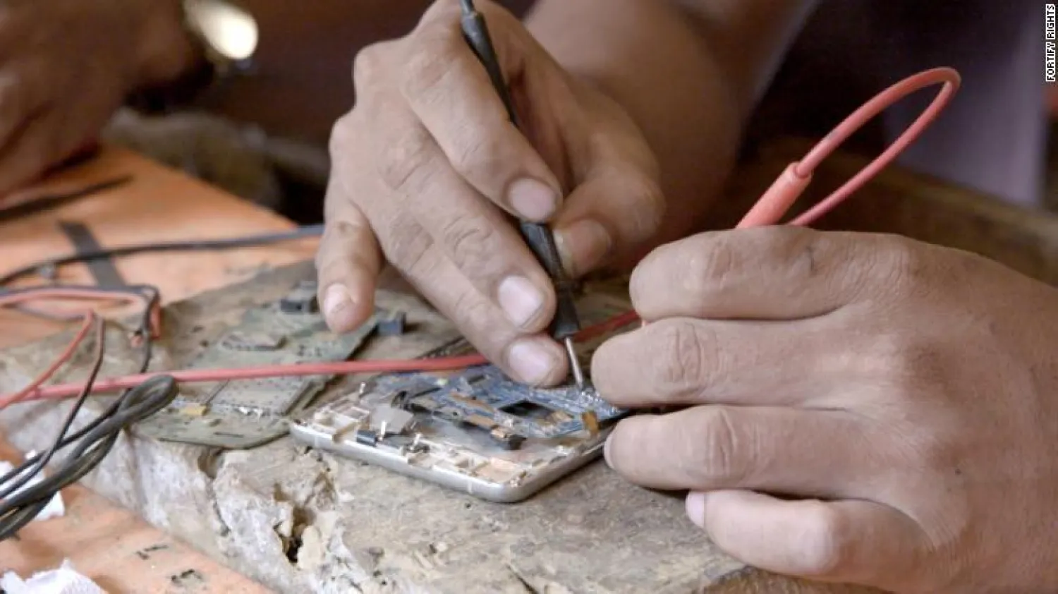 محاولة إصلاح هاتف جوال بمخيم لاجئي الروهينغا في بنغلاديش (فورتيفاي رايتس)