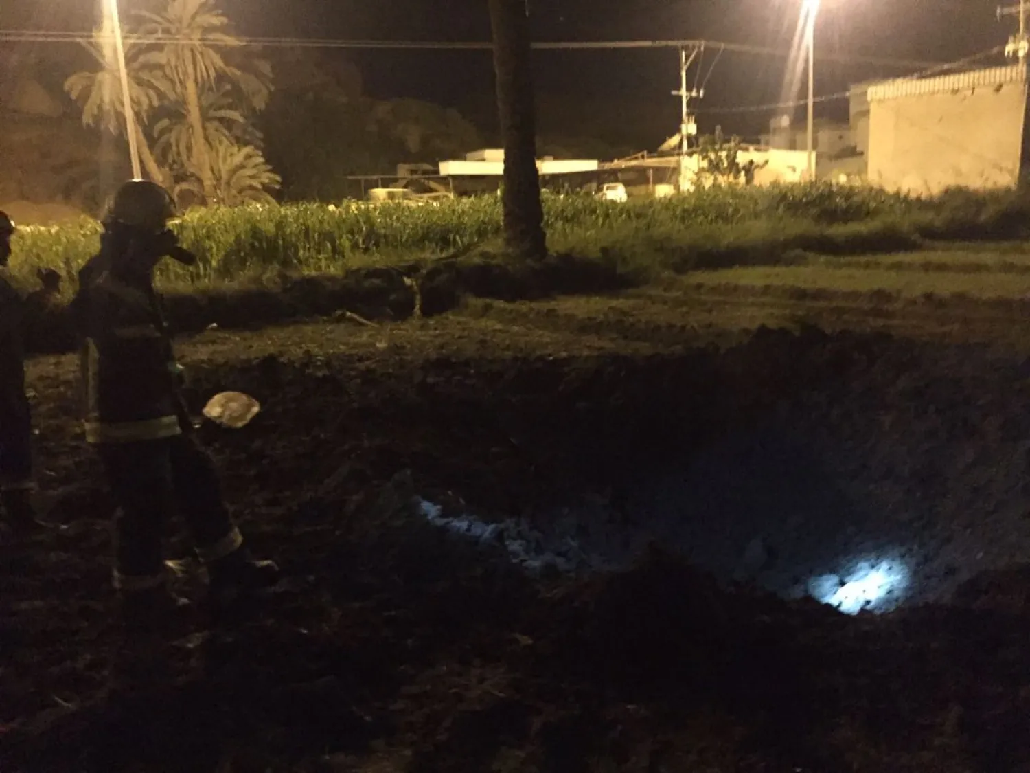 فرق مدني نجران لدى مباشرتها موقع سقوط شظايا الصاروخ الحوثي («الشرق الأوسط»)