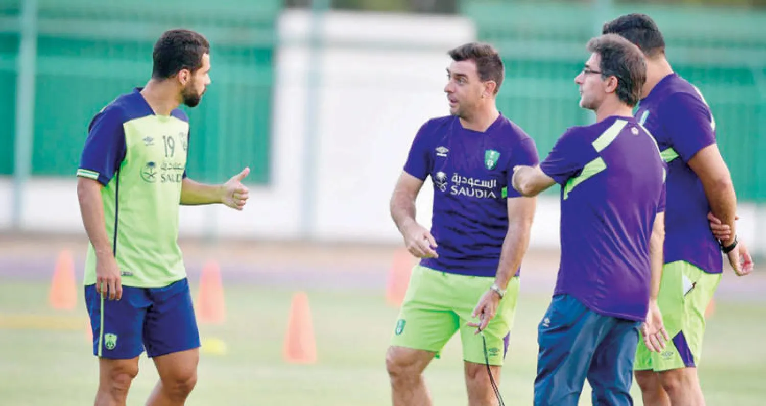 غويدي خلال إشرافه على تدريبات الأهلي الأخيرة («الشرق الأوسط»)