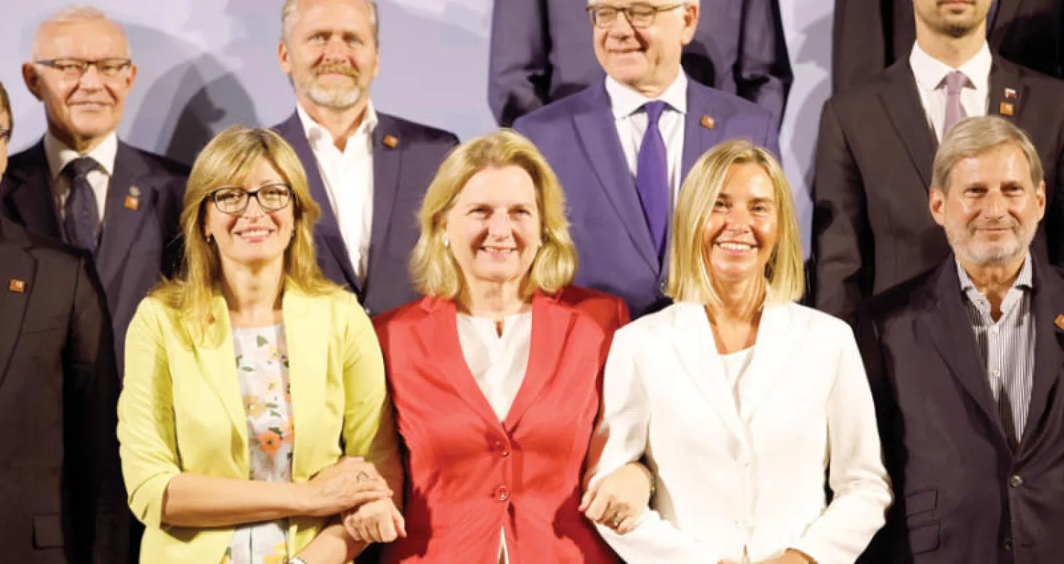 جانب من صورة تذكارية لوزراء خارجية الاتحاد الأوروبي في فيينا بعد اجتماعهم أمس (إ.ب.أ)