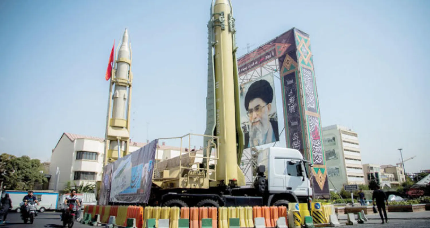 صاروخان معروضان بجانب صورة للمرشد الإيراني علي خامنئي في ميدان بهارستان بالعاصمة طهران (رويترز)