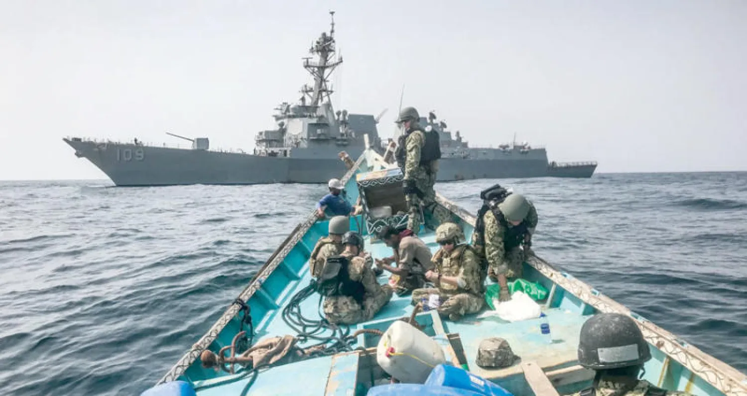 طاقم من البحرية الأميركية في قارب كان يهدف لتهريب شحنة أسلحة في خليج عدن (رويترز)