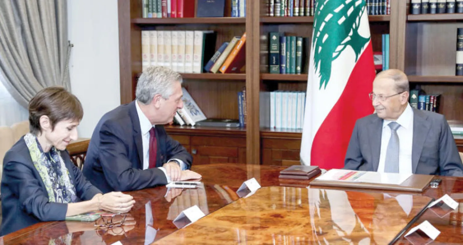 الرئيس ميشال عون خلال استقباله رئيس مفوضية شؤون اللاجئين (أ.ف.ب)