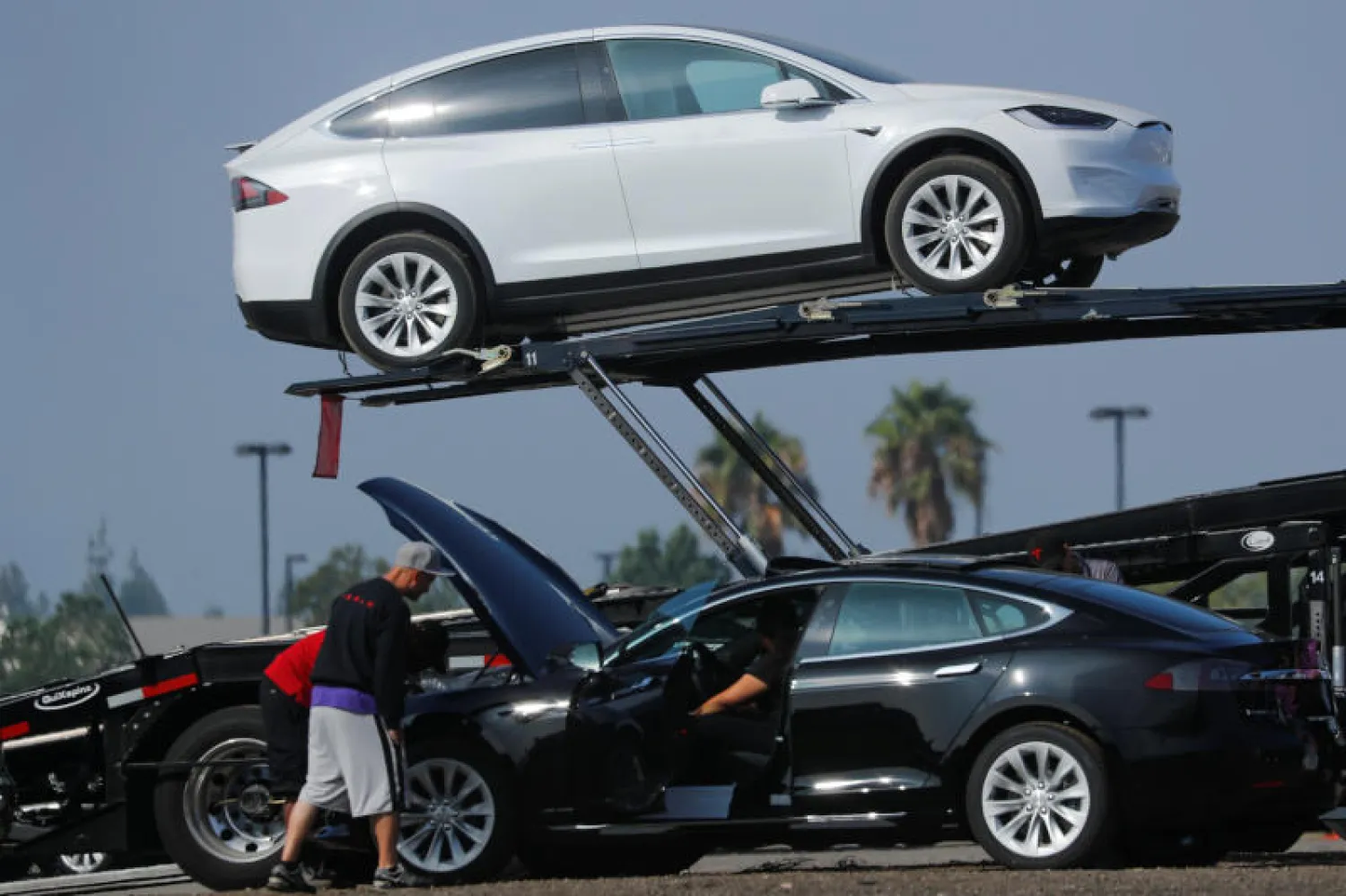 سيارات تسلا حديثة يجري تثبيتها على مقطورات النقل (رويترز)