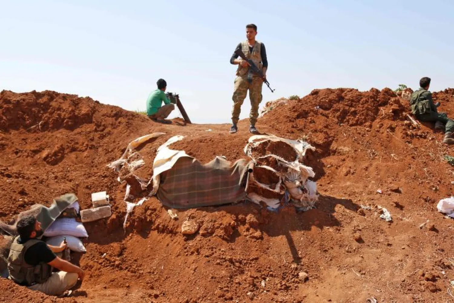 عناصر من المعارضة السورية في كفرزيتا بريف إدلب يستعدون لهجوم محتمل للنظام (أ.ف.ب)