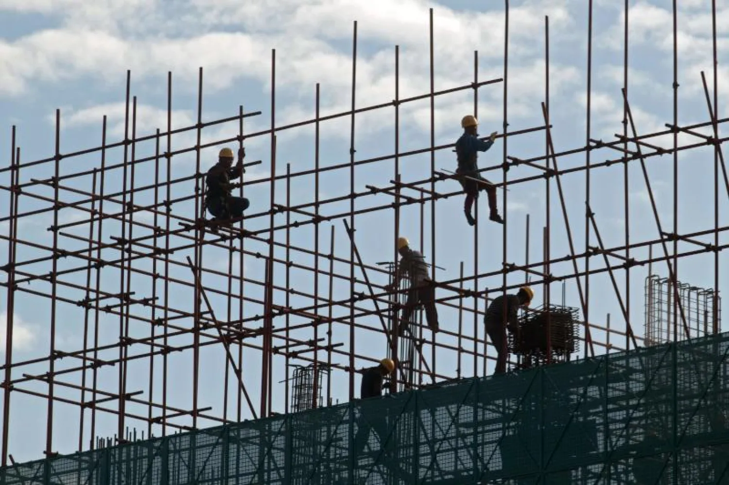 عمال في ورشة المطار (أ. ف. ب)