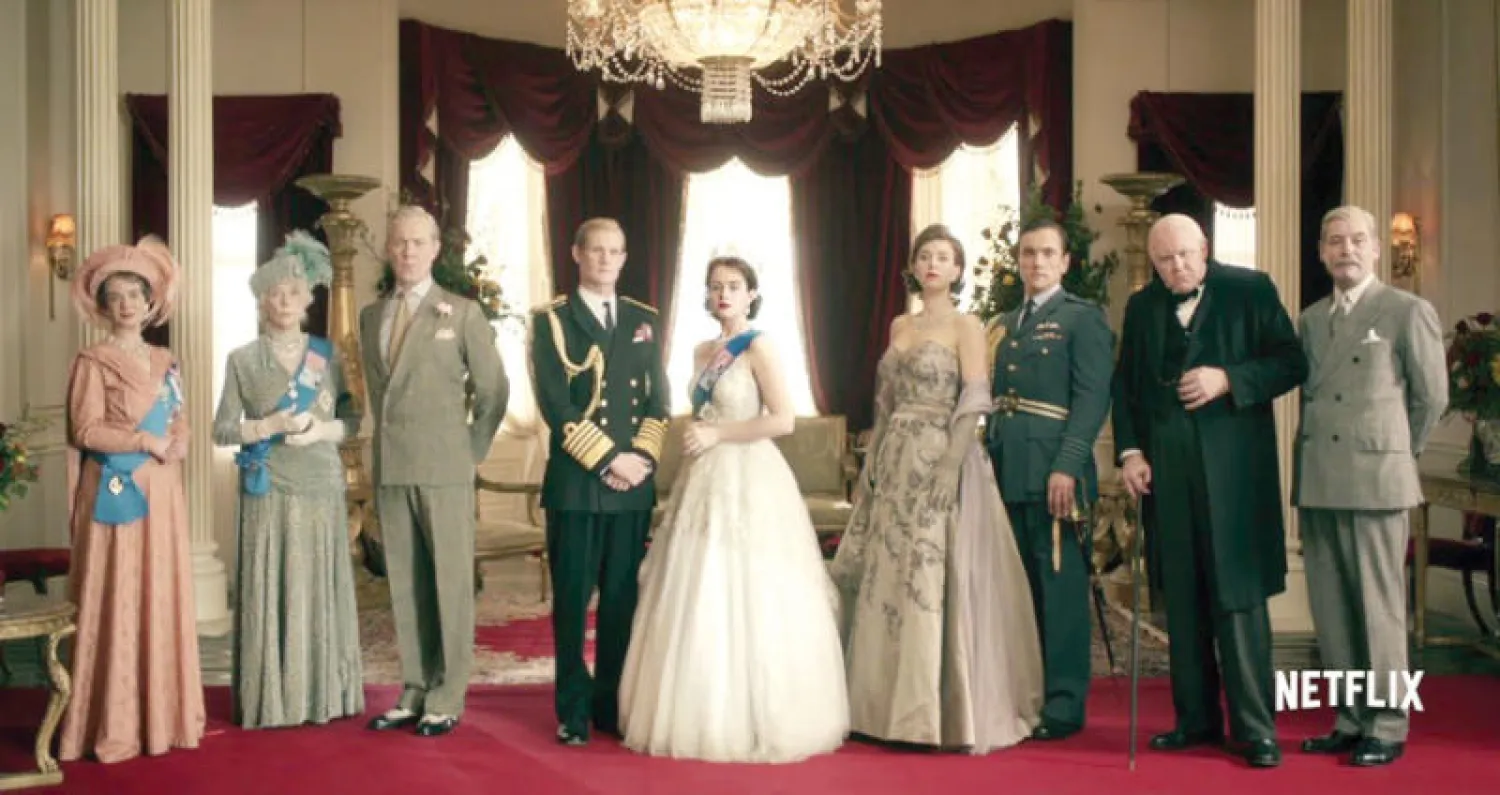 سرقت «نتفليكس» حصة السوق من عمالقة شركات الاستوديو عبر إنتاج الأفلام والمسلسلات التلفزيونية الناجحة مثل مسلسل «ذا كراون» (نتفليكس)