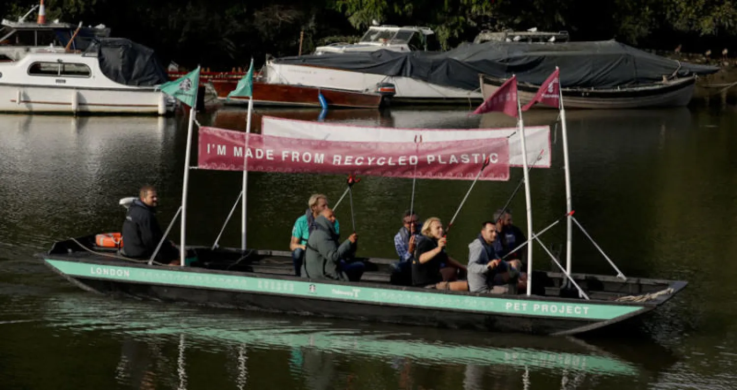 القارب المصنوع من مواد بلاسيكية أعيد تدويرها لزيادة وعي الناس بانتشار القمامة في الممرات المائية في بريطانيا (رويترز)