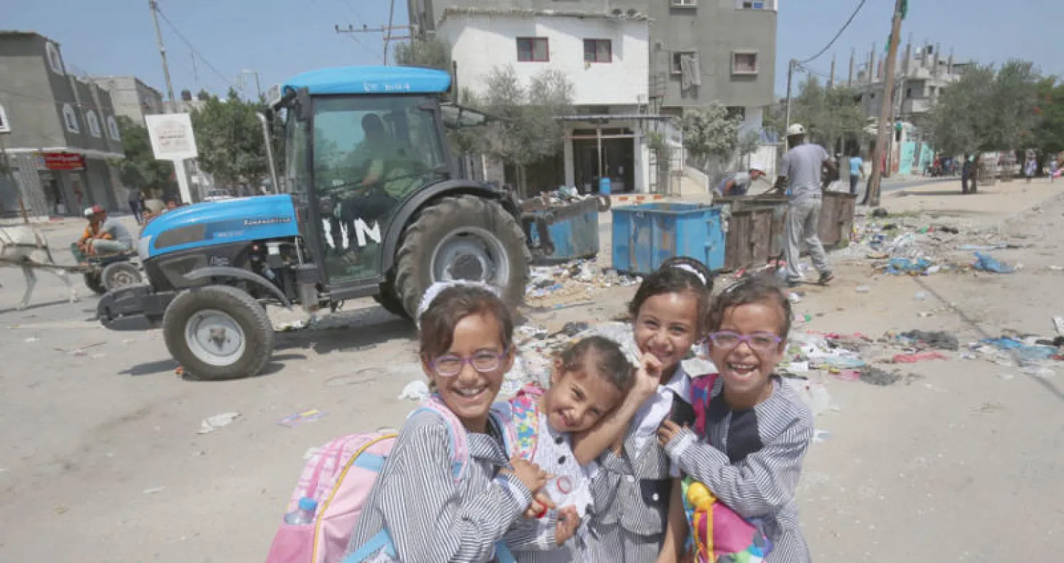 تلميذات فلسطينيات قرب جرار تابع لوكالة «الأونروا» في مخيم رفح للاجئين جنوب قطاع غزة أمس (أ.ف.ب)