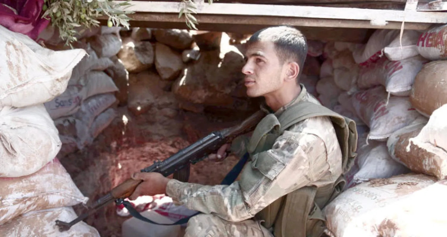 مقاتل من المعارضة في ريف إدلب أمس (أ.ف.ب)