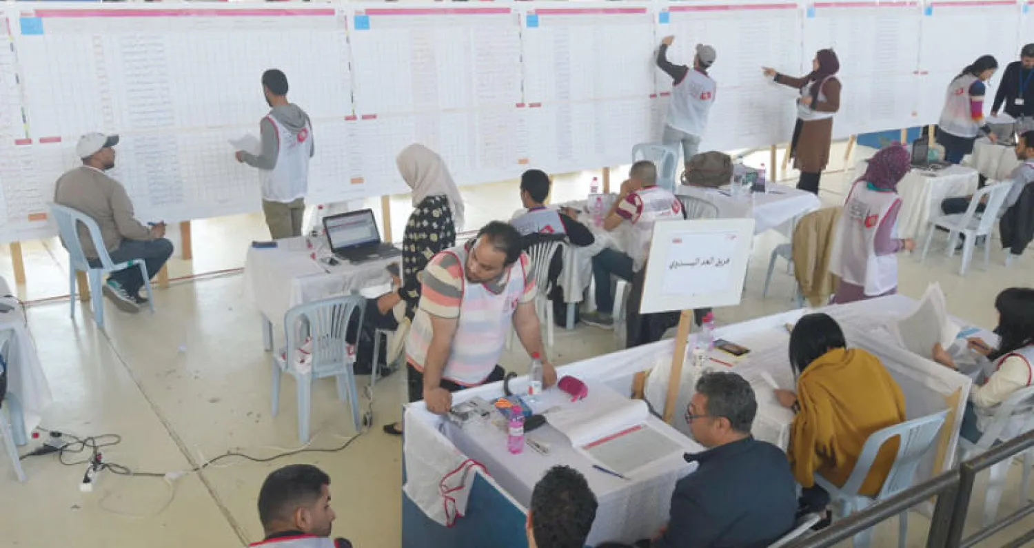 جانب من عملية فرز الأصوات خلال الانتخابات البلدية الأخيرة التي شهدتها تونس في مايو الماضي (غيتي)