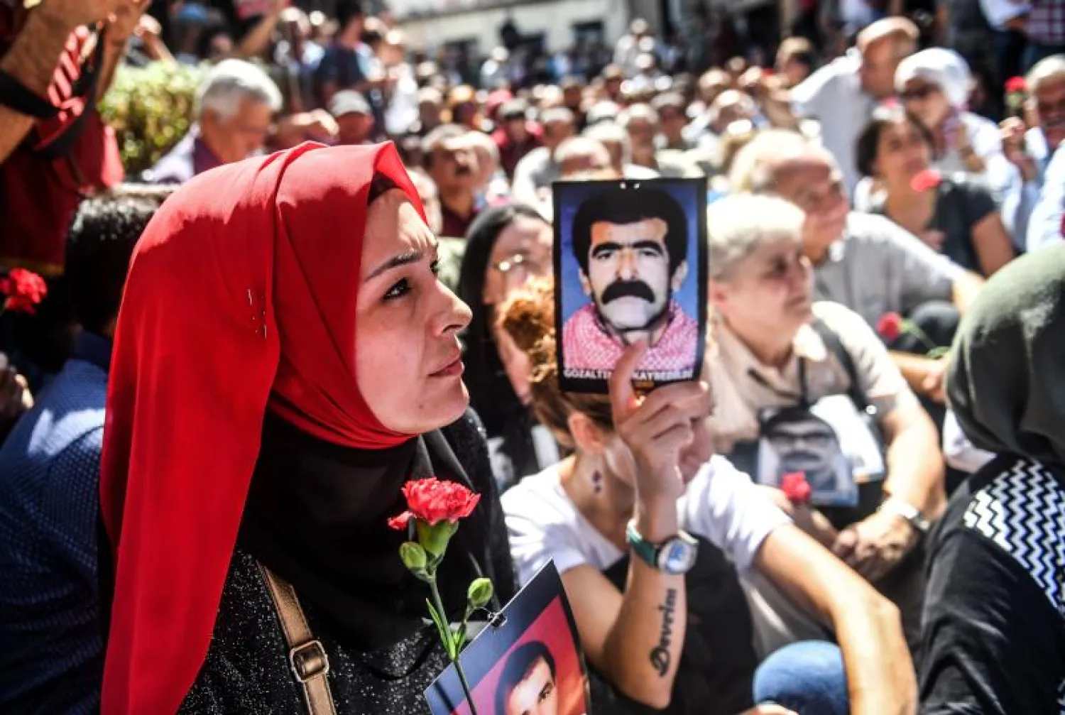 التجمّع في اسطنبول قبل تفريقه (أ. ف. ب)